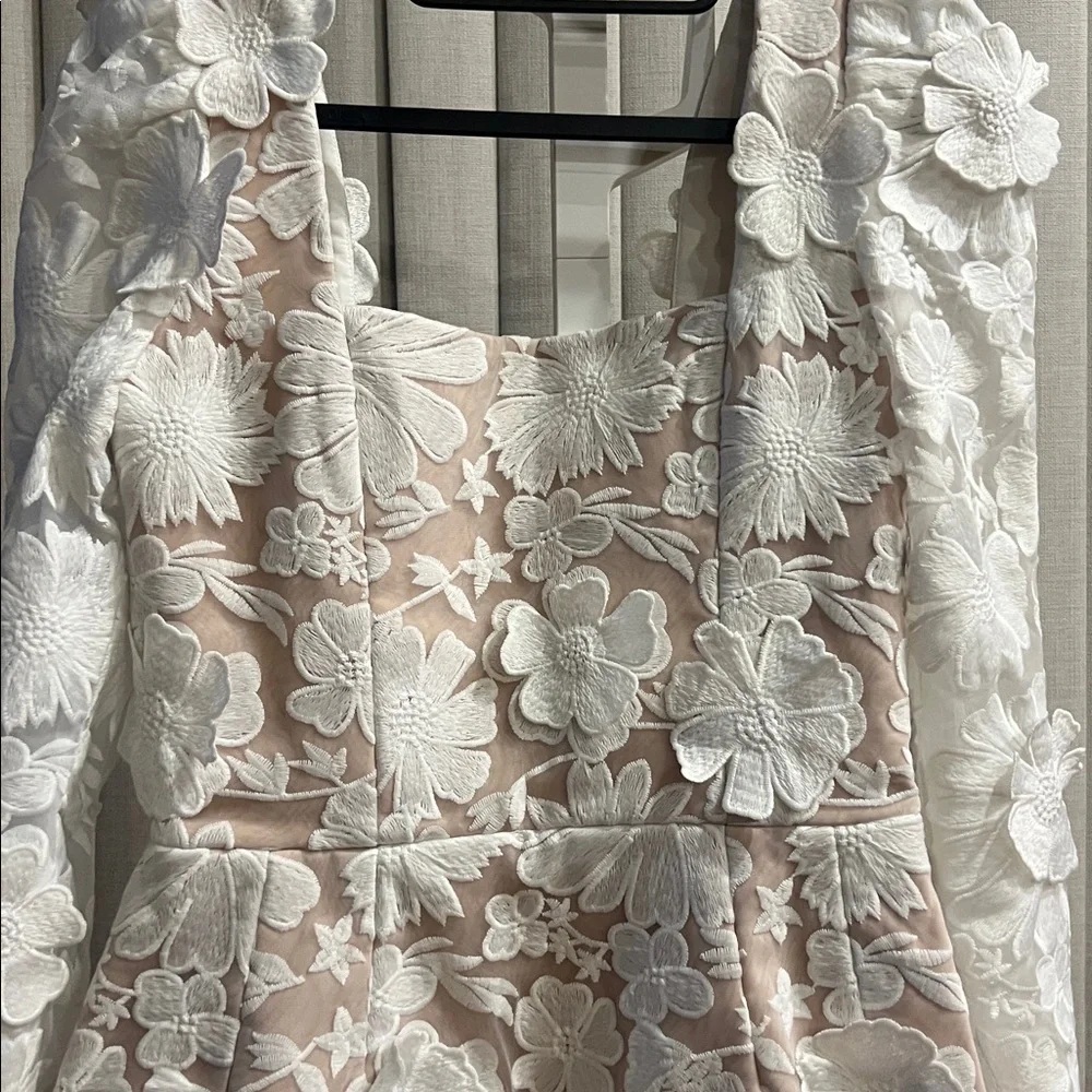 Elegant White Floral Backless Dress - Picture 4 of 9